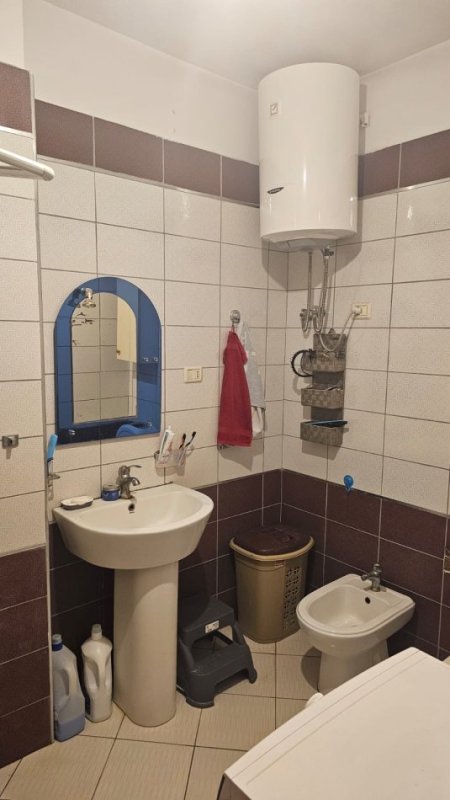 Tirane, jepet me qera apartament 1+1+Aneks+Ballkon Kati 3, 350 € (Besim Alla)