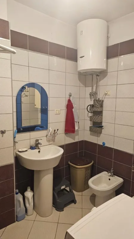 Tirane, jepet me qera apartament 1+1+Aneks+Ballkon Kati 3, 350 € (Besim Alla)