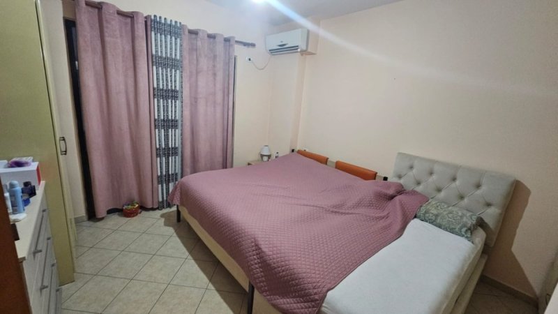 Tirane, jepet me qera apartament 1+1+Aneks+Ballkon Kati 3, 350 € (Besim Alla)