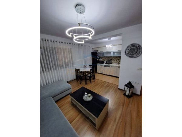 Tirane, jepet me qera apartament 3+1+Ballkon Kati 4, 80 m² 850 € (Piramida)