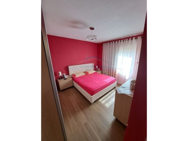 Tirane, jepet me qera apartament 3+1+Ballkon Kati 4, 80 m² 850 € (Piramida)