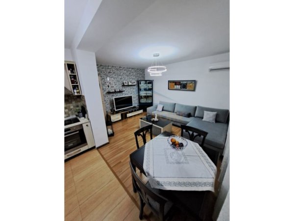 Tirane, jepet me qera apartament 3+1+Ballkon Kati 4, 80 m² 850 € (Piramida)