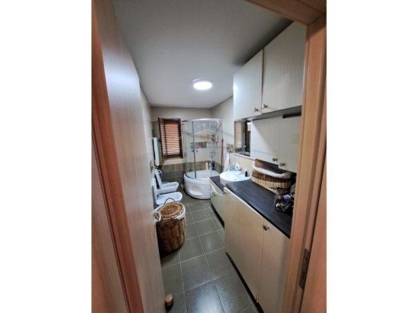 Tirane, jepet me qera apartament 3+1+Ballkon Kati 4, 80 m² 850 € (Piramida)