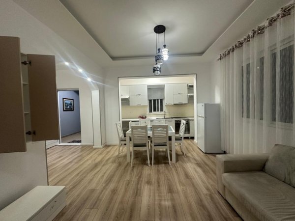 Tirane, jepet me qera 2+1 Kati 1, 450 € (Fresk)