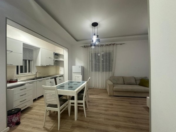 Tirane, jepet me qera 2+1 Kati 1, 450 € (Fresk)