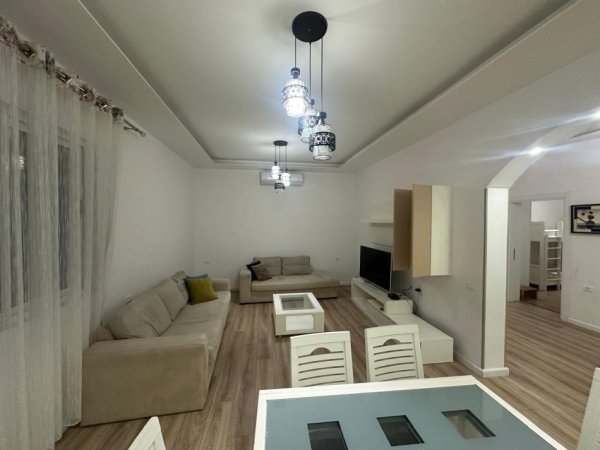 Tirane, jepet me qera 2+1 Kati 1, 450 € (Fresk)