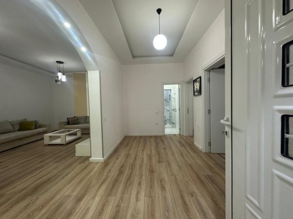 Tirane, jepet me qera 2+1 Kati 1, 450 € (Fresk)