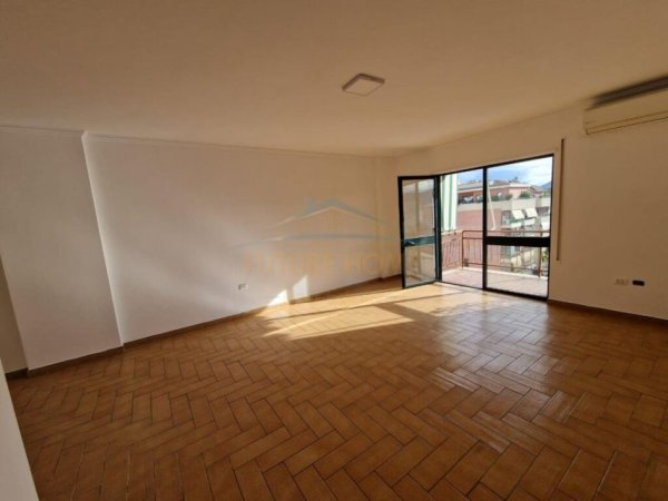 Tirane, jepet me qera apartament 3+1+Ballkon Kati 12, 157 m² 2.500 € (bllok)
