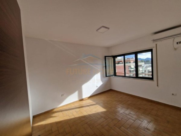 Tirane, jepet me qera apartament 3+1+Ballkon Kati 12, 157 m² 2.500 € (bllok)