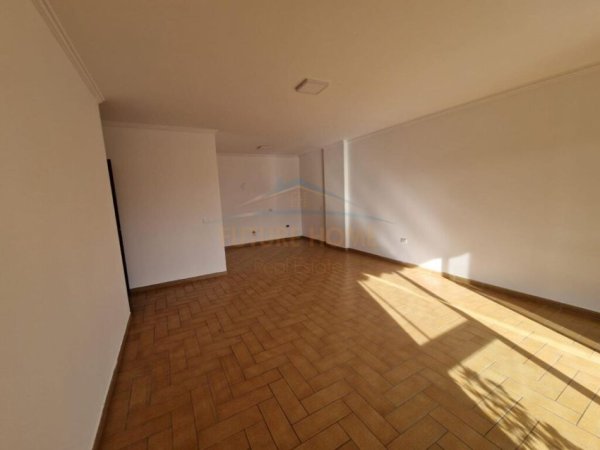 Tirane, jepet me qera apartament 3+1+Ballkon Kati 12, 157 m² 2.500 € (bllok)