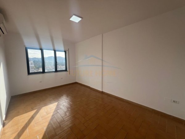 Tirane, jepet me qera apartament 3+1+Ballkon Kati 12, 157 m² 2.500 € (bllok)