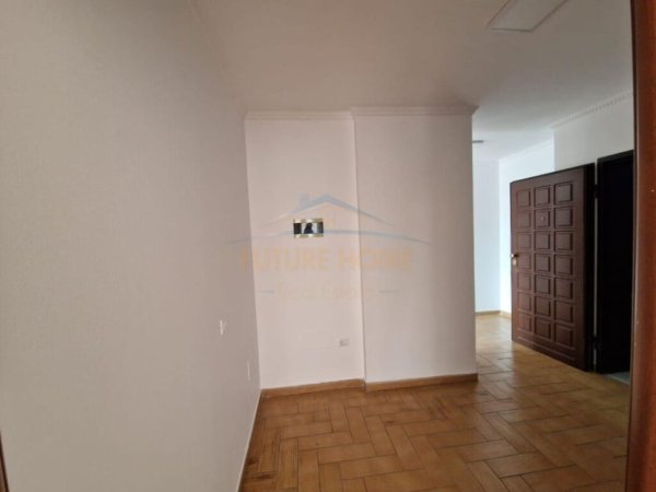Tirane, jepet me qera apartament 3+1+Ballkon Kati 12, 157 m² 2.500 € (bllok)