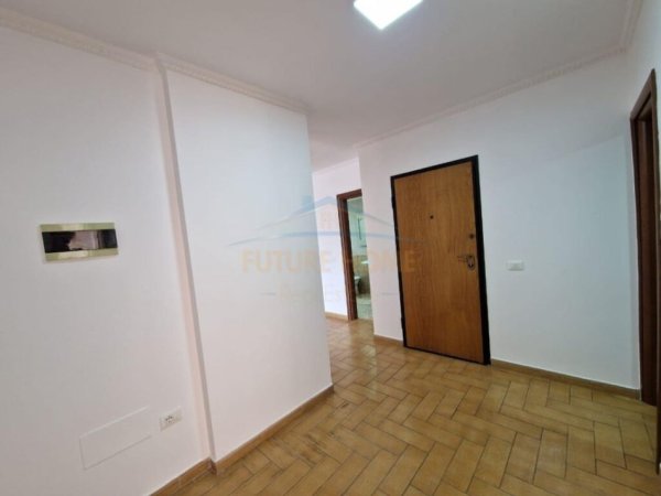 Tirane, jepet me qera apartament 3+1+Ballkon Kati 12, 157 m² 2.500 € (bllok)