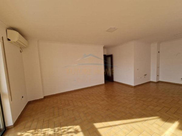 Tirane, jepet me qera apartament 3+1+Ballkon Kati 12, 157 m² 2.500 € (bllok)