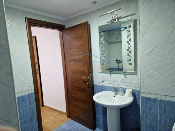 Tirane, jepet me qera apartament 3+1+Ballkon Kati 12, 157 m² 2.500 € (bllok)