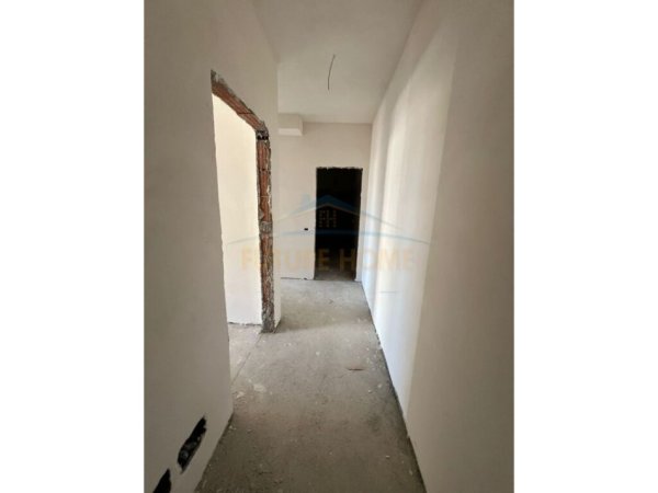 Tirane, shitet apartament 2+1+Ballkon Kati 5, 105 m² 261.250 € (barrikadat)