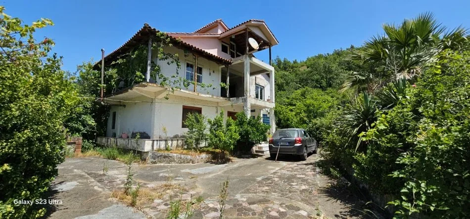 🏡 Shitet shtëpi private 2-katëshe, e mobiluar – Xibrakë, Elbasan 📍 Vetëm 18 minuta nga qendra e Elbasanit