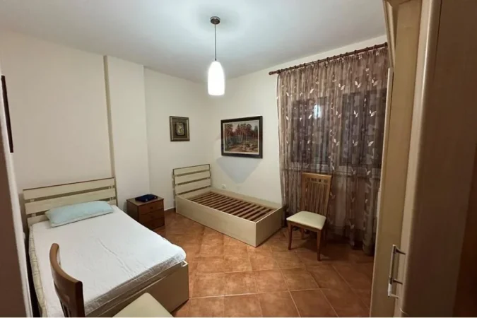 Tirane, jepet me qera apartament 2+1+Ballkon Kati 4, 105 m² 600 € 