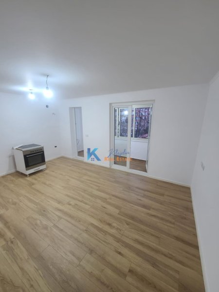 Tirane, shes apartament 1+1+Ballkon Kati 4, 55 m² 120.000 € (afer shkolles se kuqe)