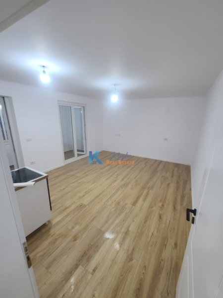Tirane, shes apartament 1+1+Ballkon Kati 4, 55 m² 120.000 € (afer shkolles se kuqe)