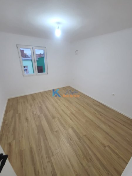 Tirane, shes apartament 1+1+Ballkon Kati 4, 55 m² 120.000 € (afer shkolles se kuqe)