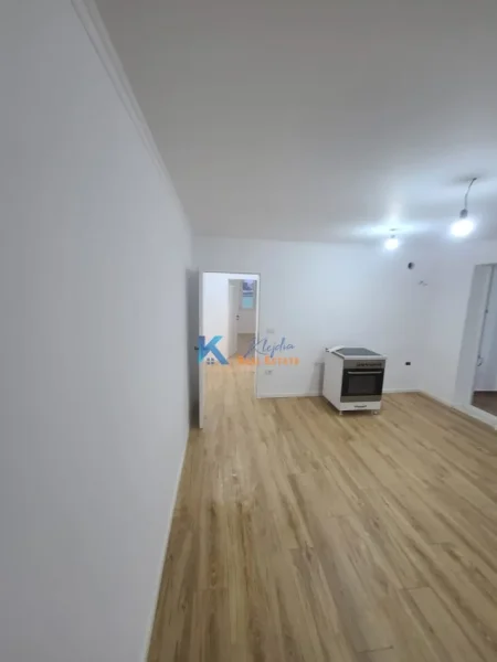 Tirane, shes apartament 1+1+Ballkon Kati 4, 55 m² 120.000 € (afer shkolles se kuqe)