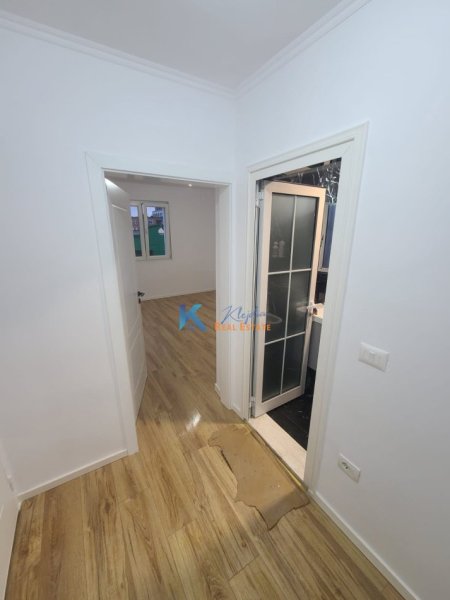 Tirane, shes apartament 1+1+Ballkon Kati 4, 55 m² 120.000 € (afer shkolles se kuqe)