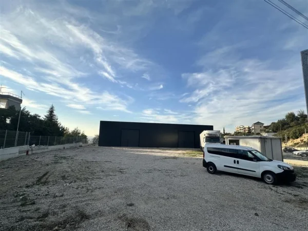 Tirane, jepet me qera magazine Kati 0, 2.600 m² 3.000 € (FARKE)