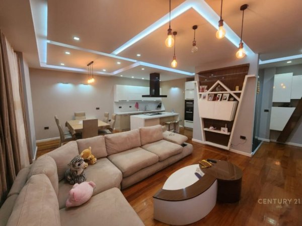 Tirane, jepet me qera apartament 2+1 Kati 12, 135 m² 1.000 € (Rruga Panorama)