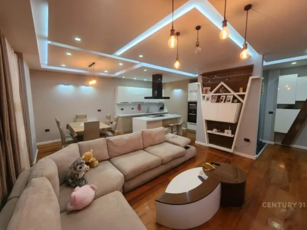 Tirane, jepet me qera apartament 2+1 Kati 12, 135 m² 1.000 € (Rruga Panorama)