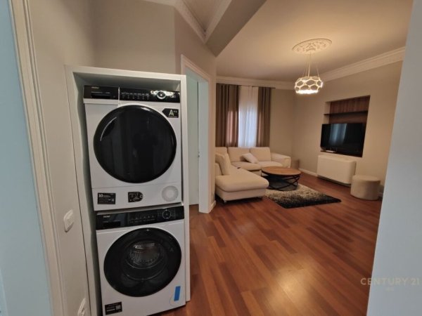 Tirane, jepet me qera apartament 2+1+ post parkimi Kati 3, 100 m² 800 € (Universiteti Marlin Barleti)