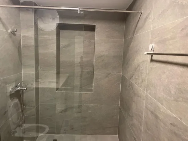 Tirane, jepet me qera apartament 1+1+Aneks Kati 1, 60 m² 600 € (Stadiumi Dinamo)