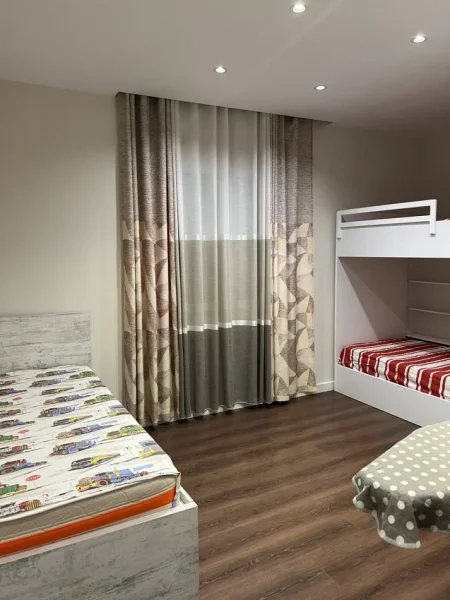 Tirane, jepet me qera apartament 2+1+Aneks+Ballkon Kati 7, 100 m² 600 € (astir)