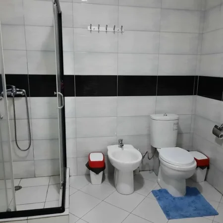 Tirane, jepet me qera apartament 2+1+Aneks+Ballkon Kati 2, 120 m² 550 € (astir)