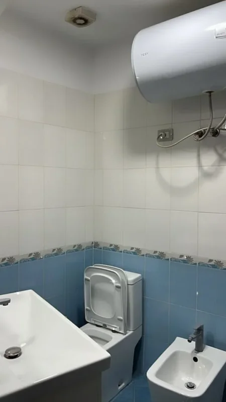 Tirane, jepet me qera apartament 1+1+Aneks+Ballkon Kati 3, 75 m² 550 € (stacioni i trenit)
