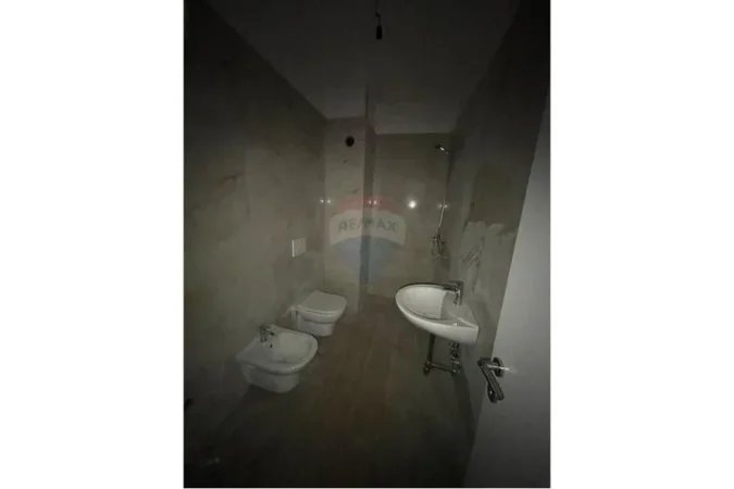 Tirane, shitet apartament 1+1+Ballkon , 63.000 € 