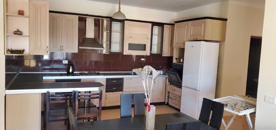 Tirane, jepet me qera apartament 2+1+Aneks+Ballkon Kati 9, 110 m² 450 € (astir)