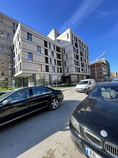 Tirane, jepet me qera ambjent biznesi Kati 0, 100 m² 1.300 € (Fusha Aviacionit)