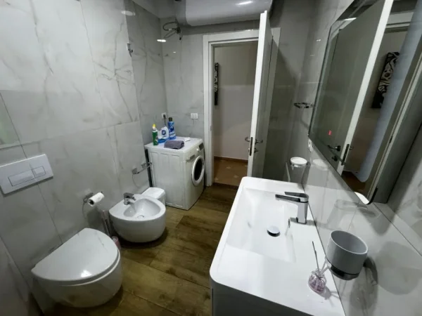 Tirane, jepet me qera apartament 2+1+Aneks+Ballkon Kati 4, 156 m² 1.000 € (selvia)