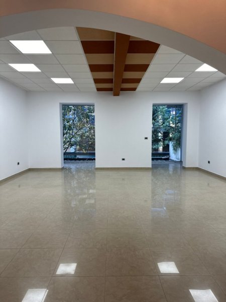 Tirane, jepet me qera ambjent biznesi Kati 2, 100 m² 950 € (bllok)