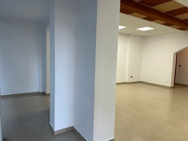 Tirane, jepet me qera ambjent biznesi Kati 2, 100 m² 950 € (bllok)