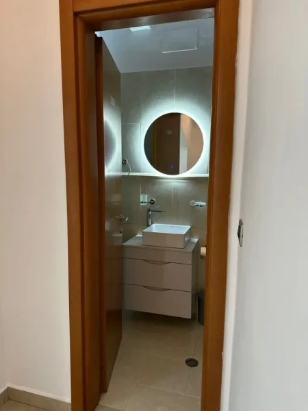 Tirane, jepet me qera ambjent biznesi Kati 2, 100 m² 950 € (bllok)