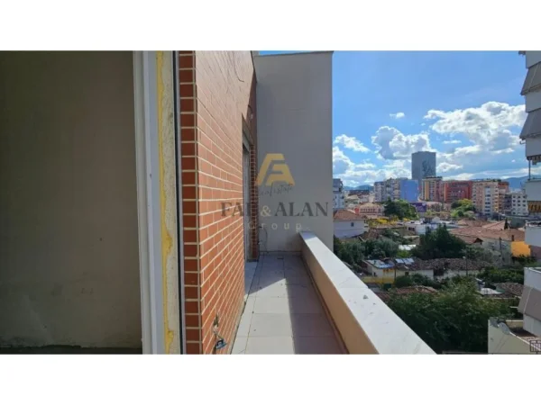 Tirane, shitet apartament 2+1+2+2BLK Kati 5, 107 m² 300.000 € (Pazari i Ri)