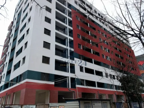 Tirane, shitet garazh , 840 m² 420.000 € (XHAMLLIK)