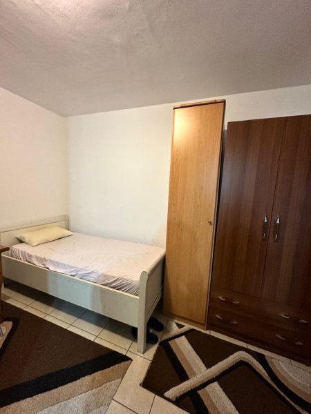 Tirane, jepet me qera 1+1 Kati 0, 18 m² 300 € (Rr. Kavajes)