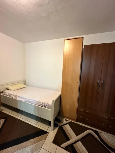 Tirane, jepet me qera 1+1 Kati 0, 18 m² 300 € (Rr. Kavajes)