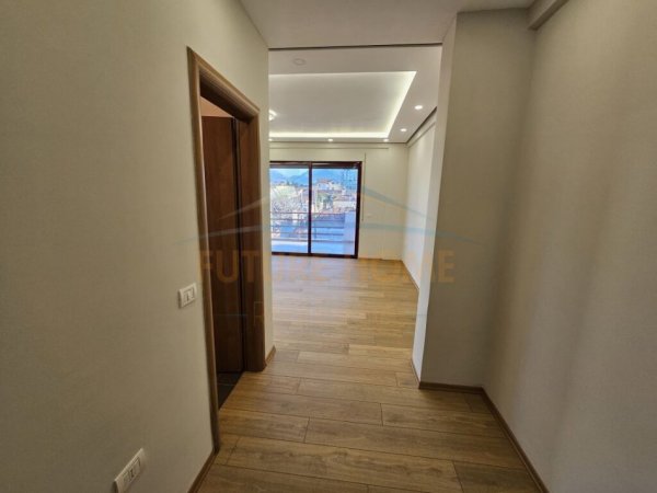 Tirane, shitet apartament 2+1+Ballkon Kati 1, 115 m² 260.000 € (SHKOLLA E KUQE)