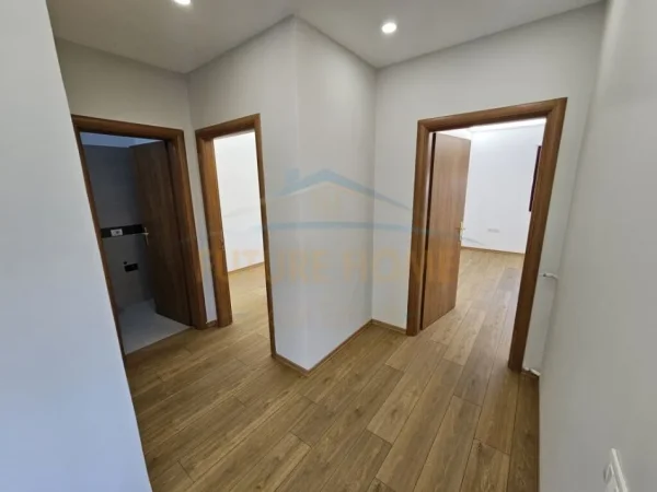 Tirane, shitet apartament 2+1+Ballkon Kati 1, 115 m² 260.000 € (SHKOLLA E KUQE)
