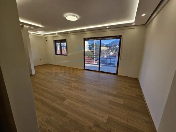 Tirane, shitet apartament 2+1+Ballkon Kati 1, 115 m² 260.000 € (SHKOLLA E KUQE)