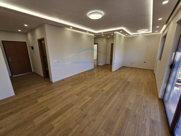 Tirane, shitet apartament 2+1+Ballkon Kati 1, 115 m² 260.000 € (SHKOLLA E KUQE)